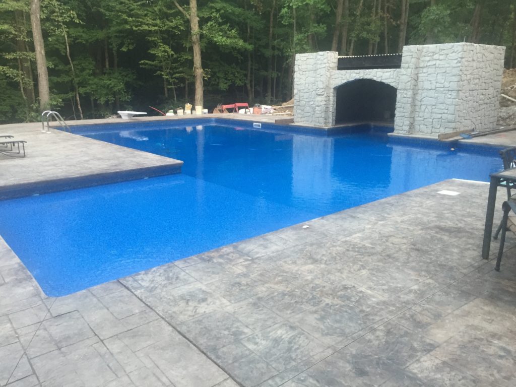 l-shaped-swimming-pool-with-tanning-ledge